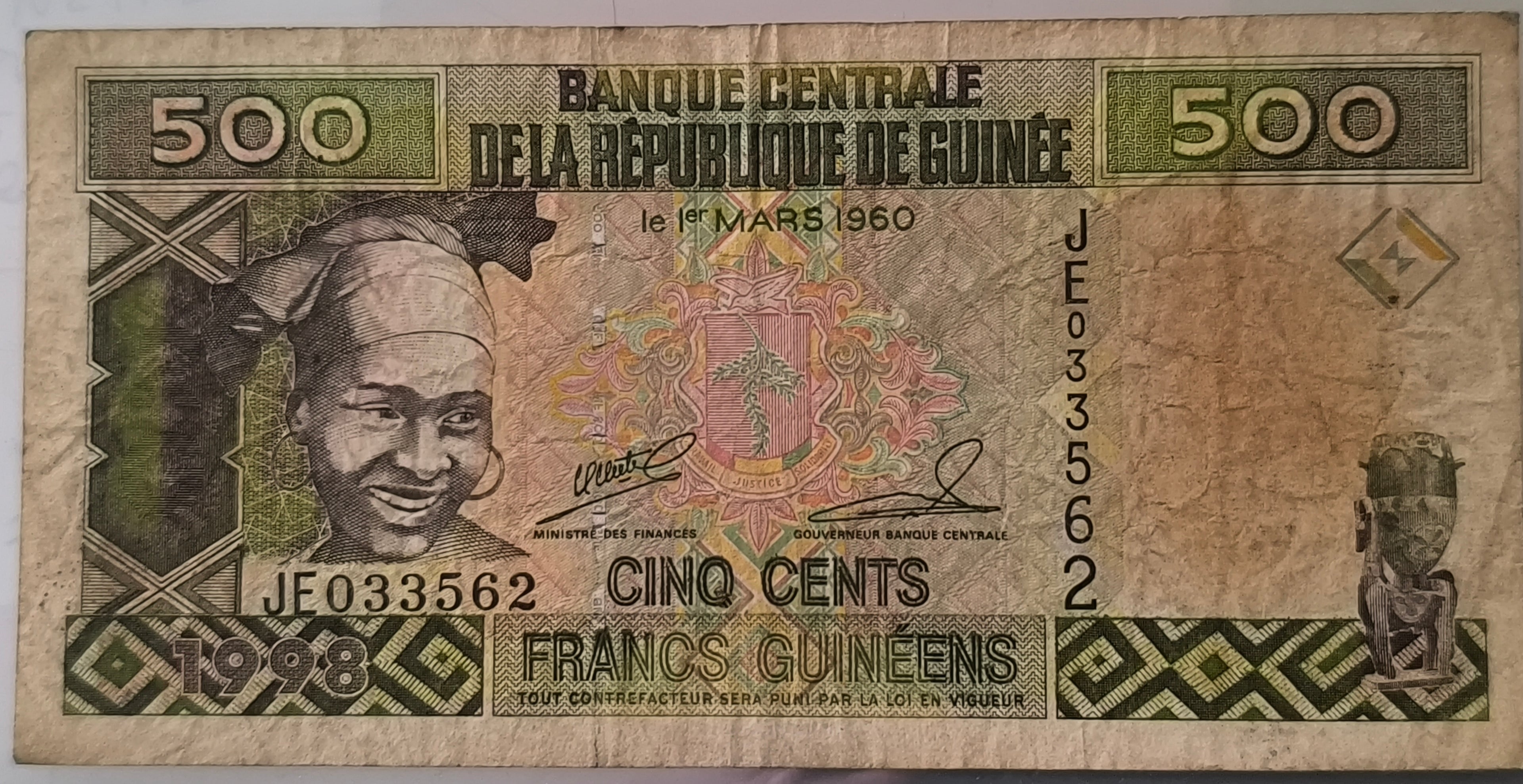 500 Francos Guineanos emitida en 1998 por el Banco Central de la República de Guinea.